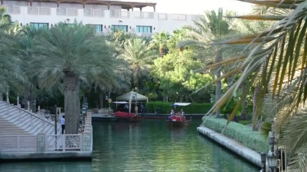 Dubai, Verenigde Arabische Emiraten, Verenigde Arabische Emiraten - 20 November 2017: Hotel Jumeirah Madinat, dag Arba boottocht op het water-kanaal in het hotelcomplex. familie roeping — Stockvideo