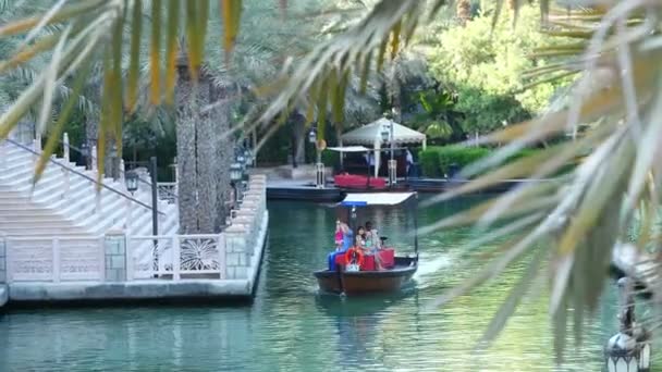 DUBAI, EMIRATOS ÁRABES UNIDOS, Emiratos Árabes Unidos - 20 de noviembre de 2017: Hotel Jumeirah Madinat, excursión de un día en barco Arba por el canal de agua del complejo hotelero. vocación familiar — Vídeo de stock
