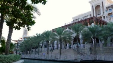 Dubai, Birleşik Arap Emirlikleri, Birleşik Arap Emirlikleri - 20 Kasım 2017: Hotel Jumeirah Madinat, en büyük Emirliği kendi yapay kanalları ile beldesinde görünümü lüks 5 yıldız.