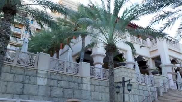 АРАБ ЭМИРАТЕС, ОАЭ - 20 ноября 2017 года: Вид на роскошный 5-звездочный отель JUMEIH Madinat, крупнейший курорт в эмирате с собственными искусственными каналами . — стоковое видео