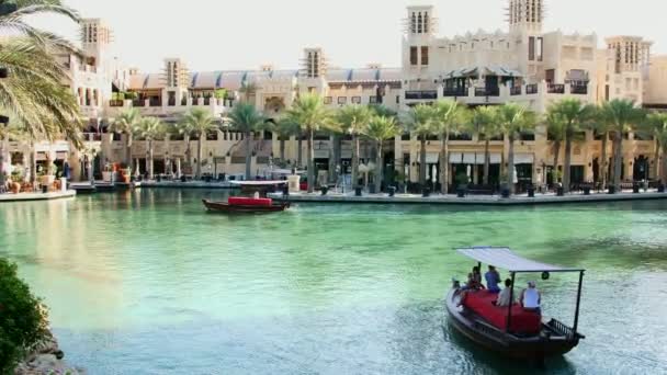 DUBAI, EMIRATOS ÁRABES UNIDOS, Emiratos Árabes Unidos - 20 de noviembre de 2017: Hotel Jumeirah Madinat, cerca de Burj al Arab. día Excursión en barco Arba por el canal de agua en el complejo hotelero. vocación familiar — Vídeo de stock