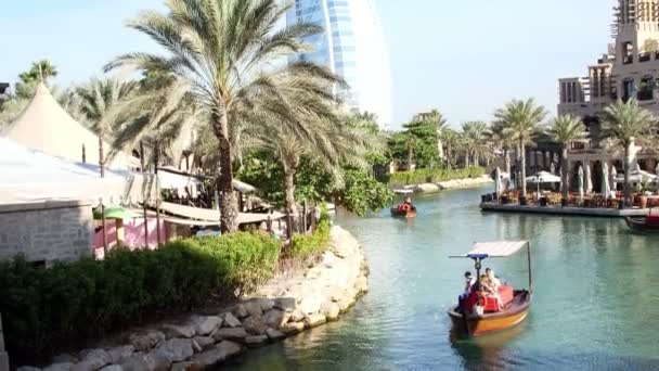 Dubaj, Spojené arabské emiráty, SAE - 20. listopadu 2017: Jumeirah Madinat Hotel, poblíž Burj al Arab. Arba lodní výlet na vodní kanál v hotelovém komplexu. Rodinné poslání — Stock video