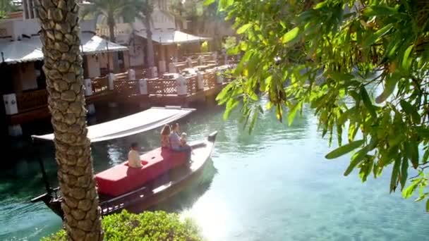 Dubai, Egyesült Arab Emírségek, Uae - November 20, 2017: Jumeirah Madinat, nap Arba hajókirándulás a víz-csatorna, a napfény, a szálloda. családi hivatása — Stock videók