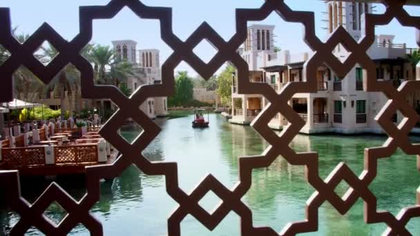 Dubai, Birleşik Arap Emirlikleri, BAE - 20 Kasım 2017: Otel Jumeirah Madinat, gün ışığında otel kompleksi içinde su kanalı Arba tekne gezisine. Aile meslek — Stok video