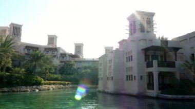 Dubai, Birleşik Arap Emirlikleri, Birleşik Arap Emirlikleri - 20 Kasım 2017: Otel Jumeirah Dar Al Masyaf Madinat, en büyük Emirliği kendi yapay kanalları ile beldesinde görünümü lüks 5 yıldız