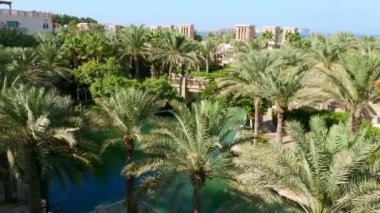 Dubai, Birleşik Arap Emirlikleri, Birleşik Arap Emirlikleri - 20 Kasım 2017: Burj al Arab yakınındaki otel Jumeirah Al Qasr Madinat görünümü lüks 5 yıldız kendi yapay kanalları, bahçeleri tesisi