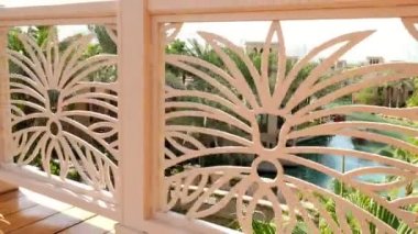 Dubai, Birleşik Arap Emirlikleri, Birleşik Arap Emirlikleri - 20 Kasım 2017: Burj al Arab yakınındaki otel Jumeirah Al Qasr Madinat görünümü lüks 5 yıldız kendi yapay kanalları, bahçeleri tesisi