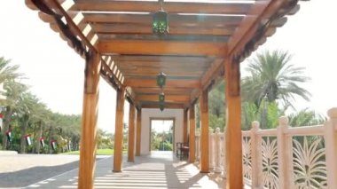 Dubai, Birleşik Arap Emirlikleri, Birleşik Arap Emirlikleri - 20 Kasım 2017: Otel Jumeirah Al Qasr Madinat, ahşap çardak, fenerler Arap tarzı ile dekore edilmiş