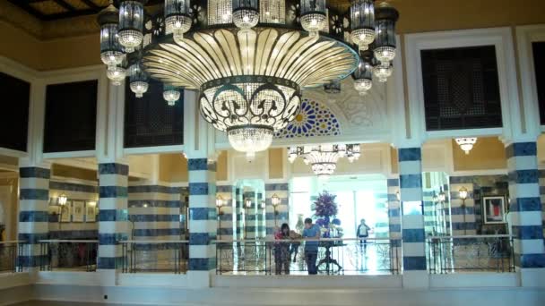 DUBAI, EMIRADOS ARAB UNIDOS, Emirados Árabes Unidos - NOVEMBRO 20, 2017: Hotel Jumeirah Al Qasr Madinat, recepção, edifício principal. greves interiores com sua riqueza e beleza. vocação familiar — Vídeo de Stock