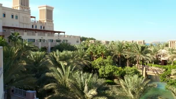 DUBAI, EMIRATOS ÁRABES UNIDOS, Emiratos Árabes Unidos - 20 de noviembre de 2017: Vista del lujoso Hotel de 5 estrellas JUMEIRAH Al Qasr Madinat, cerca de Burj al Arab. complejo con canales artificiales propios, jardines — Vídeo de stock