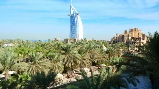 DUBAI, UNITED ARAB EMIRATES, UAE - NOVEMBER 20, 2017: View of luxury 5 stars Hotel JUMEIRAH Al Qasr Madinat, near Burj al Arab. resort with own artificial canals, gardens — Stock Video