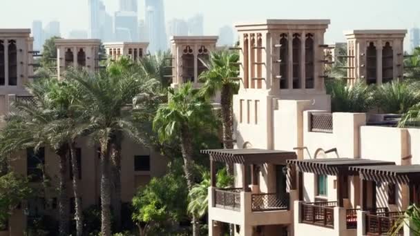 Dubai, vereinigte arabische Emirate, uae - 20. November 2017: Blick auf das luxuriöse 5-Sterne-Hotel jumeirah al qasr madinat, in der Nähe des Burj al arab. Resort mit eigenen künstlichen Kanälen, Gärten — Stockvideo