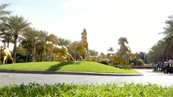 Dubai, Verenigde Arabische Emiraten, Verenigde Arabische Emiraten - 20 November 2017: luxe 5 sterren Hotel Jumeirah Al Qasr Madinat, sculpturen van gouden paarden bij de ingang van het hotelcomplex — Stockvideo