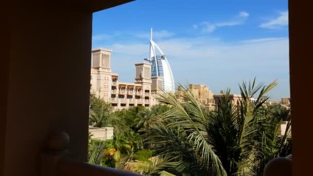 DUBAI, UNITED ARAB EMIRATES, Emirados Árabes Unidos - NOVEMBRO 20, 2017: Vista de luxo 5 estrelas Hotel JUMEIRAH Al Qasr Madinat, perto de Burj al Arab. resort com canais artificiais próprios, jardins — Vídeo de Stock