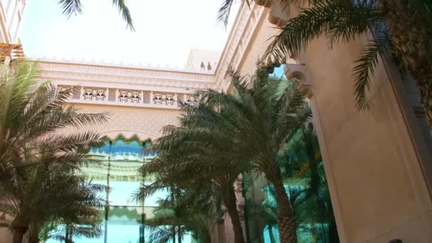 Dubai, Birleşik Arap Emirlikleri, BAE - 20 Kasım 2017: Lüks otel Jumeirah Al Qasr Madinat, Arap tarzı, hurma bahçeleri otel binaların güzel mimari görünümünü — Stok video