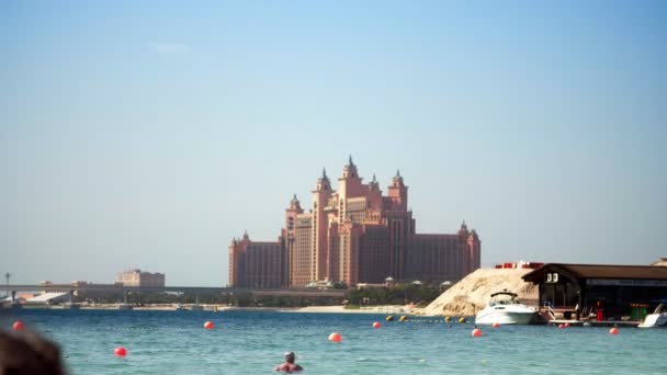 DUBAI, UNITED ARAB EMIRATES, Emirados Árabes Unidos - NOVEMBRO 20, 2017: Vista de luxo Hotel Atlantis The Palm, À distância você pode vê-lo, belo edifício — Vídeo de Stock