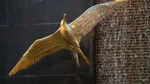 DUBAI, Émirats Arabes Unis - 20 NOVEMBRE 2017 : hôtel Sofitel The Palm. figure, statue d'oiseau doré sur le fond d'une fontaine cascade — Video