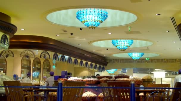 Dubaj, Spojené arabské emiráty, SAE - 20. listopadu 2017: Dubai Mall - světy největší nákupní centrum. Restaurace v Dubai Mall — Stock video