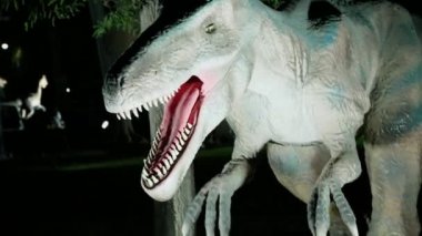 Dubai, Birleşik Arap Emirlikleri, BAE - 20 Kasım 2017: Dinozor Park geceleri aydınlatılan Dubai Bahçe kızdırma Park'ta. bir sürü farklı dinozorlar, canlı görün