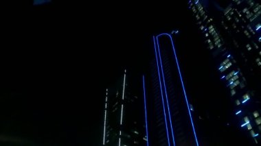 Dubai, Birleşik Arap Emirlikleri, BAE - 20 Kasım 2017: gece Dubai city, yüksek gökdelenler tüm hareketli taksi Dubai yollarda gelen aydınlatma ışıkları göster