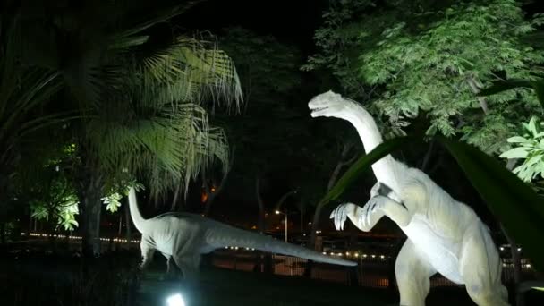 DUBAI, UNITED ARAB EMIRATES, Emirados Árabes Unidos - NOVEMBRO 20, 2017: Parque de Dinossauros no Dubai Garden Glow park, iluminado à noite. um monte de dinossauros diferentes, olhar vivo — Vídeo de Stock