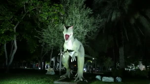 Dubai, Verenigde Arabische Emiraten, Verenigde Arabische Emiraten - 20 November 2017: Dinosaurus Park in Dubai Tuin gloed park, 's nacht verlicht. een heleboel verschillende dinosaurussen, blik levend — Stockvideo