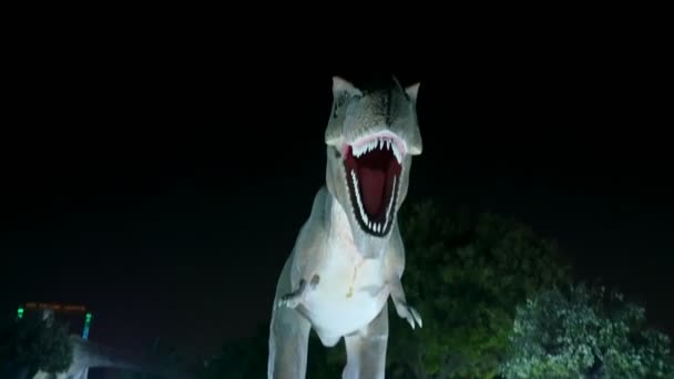 DUBAI, UNITED ARAB EMIRATES, UAE - NOVEMBER 20, 2017: Dinosaur Park at Dubai Garden Glow park, illuminated at night. a lot of different dinosaurs, look alive — Stock Video