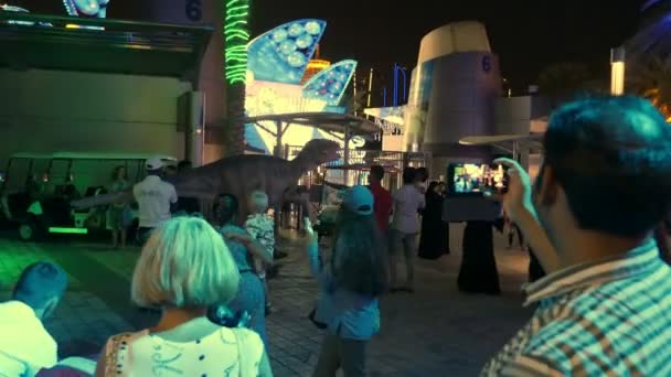 DUBAI, ÉMIRATS ARABES UNIS, Émirats arabes unis - 20 NOVEMBRE 2017 : Dinosaur Park au Dubai Garden Glow park, illuminé la nuit. beaucoup de différents dinosaures, regarder vivant — Video