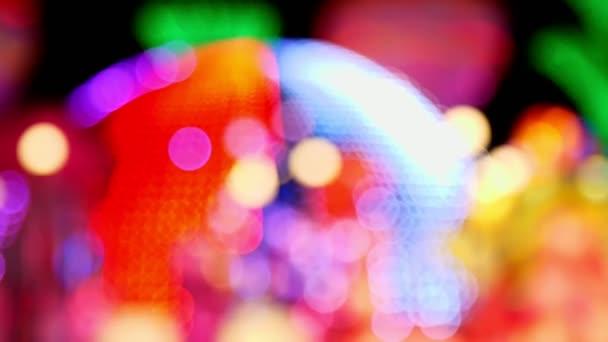 Hermoso fondo de iluminación multicolor. Primer plano, enfoque borroso y suave. Luces bokeh abstractas desenfocadas, fondo iluminado multicolor — Vídeos de Stock