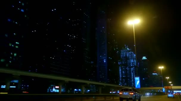 두바이, 아랍 에미리트, 아랍 에미리트-11 월 20 일, 2017: 밤 도시 두바이, 손전등, 많은 자동차에 의해 점화 하는로, 도시 전체 조명 이동 택시에서 보기 — 비디오