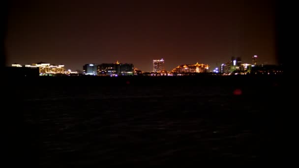 DUBAI, EMIRATOS ÁRABES UNIDOS, Emiratos Árabes Unidos - 20 de noviembre de 2017: en el contexto de la ciudad nocturna, los amantes se dan la mano — Vídeos de Stock