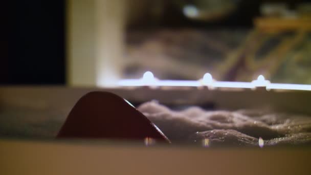 Detail, svíček večer, žena bere horkou koupel, je hodně svěží bílé pěny, svíčky, — Stock video