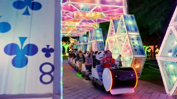 DUBAI, EMIRATI ARABI UNITI, Emirati Arabi Uniti - 20 NOVEMBRE 2017: Dubai Garden Glow park, di notte. intrattenimento, una locomotiva a vapore per bambini viaggia lungo tunnel luminosi — Video Stock