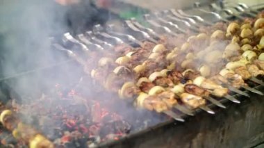 Metal şiş üzerinde yemek ızgara kebap kapatın. Barbeküde pişmiş kavrulmuş et. Panjur kömür ve alev, piknik, sokak gıda