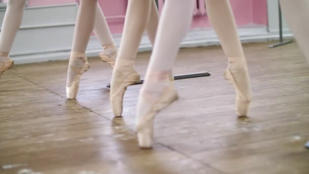 在芭蕾舞厅, 年轻的芭蕾舞执行 pas echappe 在尖角鞋, 上升的脚趾, 特写 — 图库视频影像