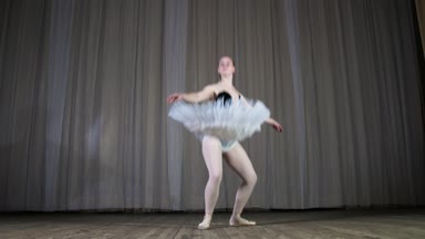 eski tiyatro salonu sahnesinde bale prova. Beyaz bale ayakkabıları, tutu ve pointe içinde genç şişman balerin deneyin bazı bale hareket, glissad tr tornant dans etmek
