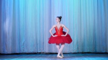 eski tiyatro salonu sahnesinde bale prova. Kırmızı bale ayakkabıları, tutu ve pointe içinde genç balerin dans ediyor sissone basit zarif belirli bale hareket