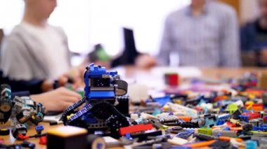 Tarih vardır tablo ayrıntılar çocuk Tasarımcısı, küpleri, teller, panoları, tekerlekler, çok renkli küçük robotlar, makineleri çok dağınık. çocuklar Robotik, ilgilenirseniz programlama, modelleme,