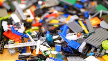 Tarih vardır tablo ayrıntılar çocuk Tasarımcısı, küpleri, teller, panoları, tekerlekler, çok renkli küçük robotlar, makineleri çok dağınık. çocuklar Robotik, ilgilenirseniz programlama, modelleme,