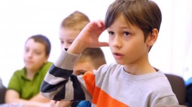 görev hakkında düşünme bir çocuk portresi. küçük mucitler robot Tasarımcısı ile oluşturmak, düşünüyorum, yansıtmak, en iyi nasıl makine modeli Tasarımcısı farklı bölgelerinden gelen montajı tartışmak