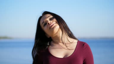 çok güzel bir portresi, yeşil gözlü kırk yaşındaki kadın, esmer. O güzel gülümsüyor, uzun siyah saçları düzeltiyor. ışık yumuşak, sabah