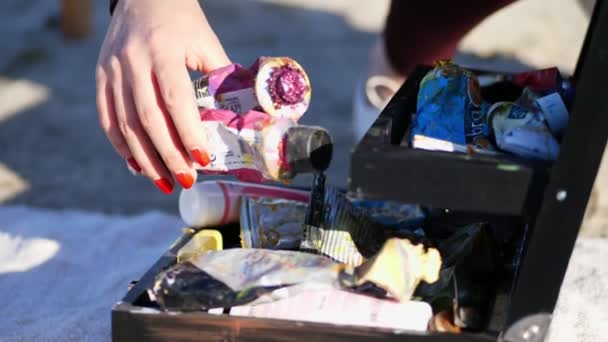 В специальную сумку, чемодан, художник складывает, кладет обратно трубки с маслом и акриловыми красками. макро — стоковое видео