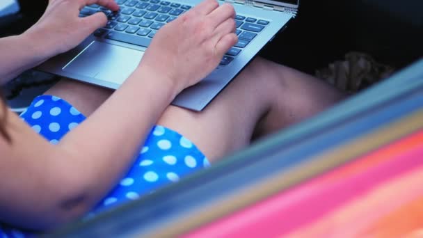 Perdere. una donna in gonna .sul grembo femminile c'è un computer portatile, si siede in auto, e lavorando sul computer portatile, comunicando nei social network. utilizza Internet, comunicazione mobile — Video Stock