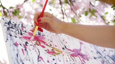 yakın çekim, el, ressam, ressam boyalar bir resim çiçek çiçek açan bahar elma bahçesi, o yağlı boya fırça ile yaratıcı süreç tuval için geçerlidir