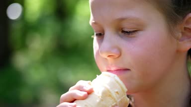 portre, sekiz yıllık, sarışın, beyaz dondurma bir gözleme kaba yeme çilli güzel kız diliyle yalıyor. Yaz
