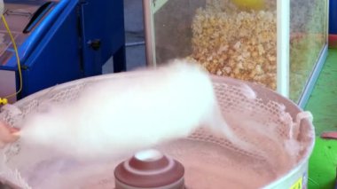 Pamuk şeker pamuk helva Makinası içinde yuvarlanan el. Candyfloss yapma. Pamuk helva Makinası ile beyaz candyfloss. İnsanlar pamuk şeker çocuklar için yapmak..