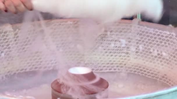 Hand rollen cotton candy in candy floss machine. Het maken van candyfloss. Candy floss machine met witte candyfloss. Mensen maken suikerspin voor kinderen. — Stockvideo