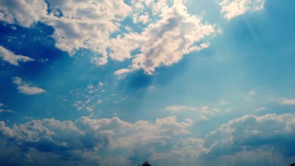 Таймлапс, білі, приголомшливо красиві, повітряні хмари біжать на блакитне небо в променях світла. небесні глибини як море — стокове відео