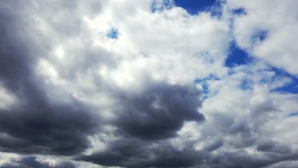 Timelapse, el cielo antes de una tormenta. nubes de trueno están corriendo, reuniéndose en el cielo oscuro . — Vídeos de Stock