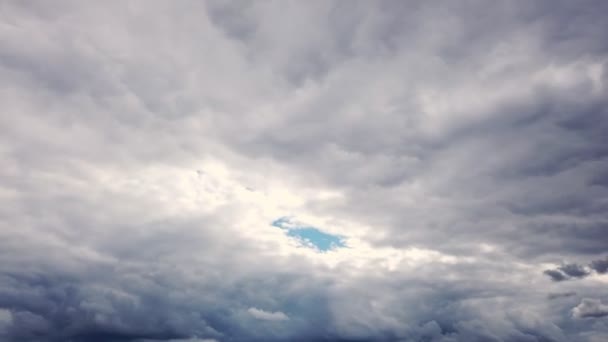 Timelapse, el cielo antes de una tormenta. nubes de trueno están corriendo, reuniéndose en el cielo oscuro . — Vídeos de Stock